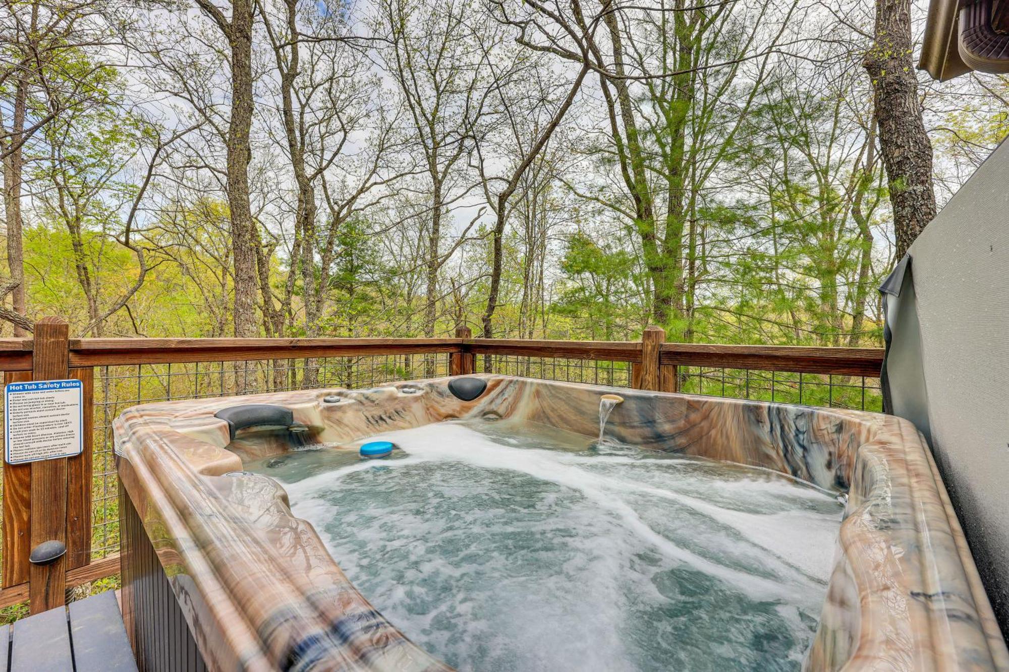 Cozy Cabin In Private Location With Hot Tub And Grill! Blue Ridge Bagian luar foto